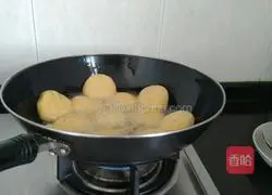 Illustration of how to make pork stuffed pumpkin pie 3