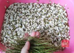 Illustration of how to make acacia flower soft cake 1