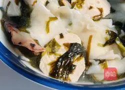 Illustration of how to make seaweed meatball noodles 9