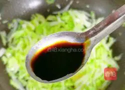 Illustration of making hot cabbage soup noodles 11