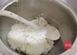 Illustration of making glutinous rice rolls 1