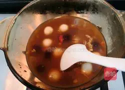 Illustration of how to make wolfberry and fermented meatball soup 20