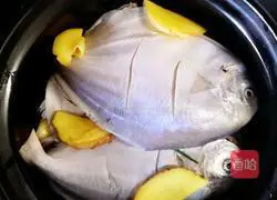 Illustration of how to make white pomfret in stone pot 6