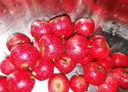 Illustration of how to make rock sugar and hawthorn soup 1