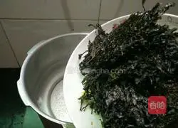 Illustration of how to make seaweed and egg soup 5