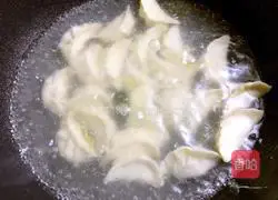 Illustration of how to make crescent dumplings (celery and pork fillings) 17