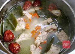 Illustration of how to make kelp and wolfberry pork ribs soup 8