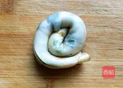 Illustration of how to make dumpling skin scallion pancakes 14