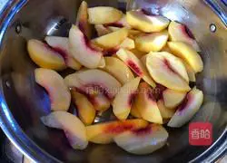 Illustration of how to make canned yellow peaches 3