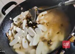 Illustration of how to make pickled vegetables, shredded pork and mushroom rice cake soup 7