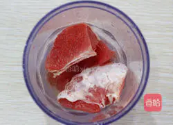 Illustration of how to make red grapefruit lemon drink 2