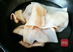 Illustration of how to make peanut pig skin jelly 1