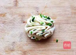 Illustration of how to make chive flower rolls 14