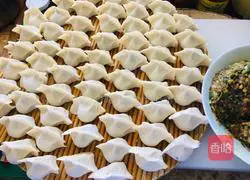 Illustration of how to make big meat dumplings with chives and moss 11