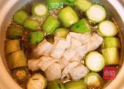 Illustration of how to make casserole bamboo sheng loofah 7