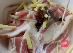 Illustration of how to make steamed pork with vermicelli 1