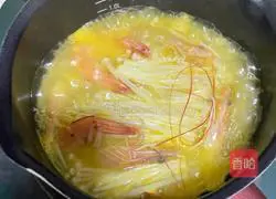 Illustration of how to make shrimp and enoki mushroom sour soup 7