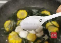 Illustration of how to make kelp and corn fish ball soup 9