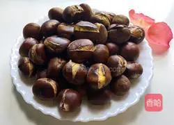 Illustration of how to stir-fry chestnuts in an iron pot 4