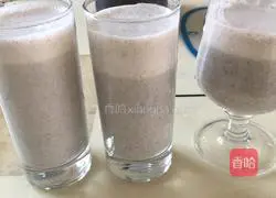 Illustration of how to make dragon fruit banana milkshake 5