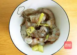 Illustration of how to make shrimp, luffa and mushroom soup 5