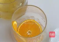 Illustration of how to make orange and chrysanthemum ice drink 7