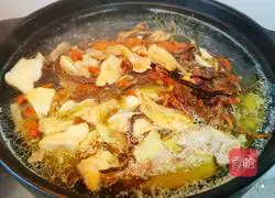 Illustration of how to make chicken soup with colorful mushrooms 9