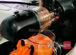 Illustration of how to make freshly squeezed orange juice 6