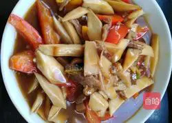 Illustration of how to make king oyster mushroom shredded pork and double pepper hand-rolled noodles 6