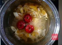 Illustration of how to make orange and white fungus soup 3