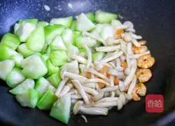 Illustration of how to make loofah, shrimp and mushroom soup 9