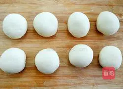 Milk-flavored butterfly steamed buns Illustration of how to do it 6