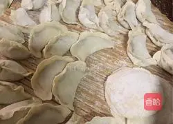 Illustration of how to make celery, mushroom and meat dumplings 3