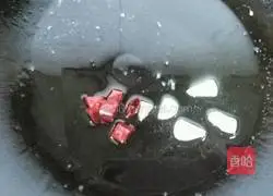 Illustration of how to make scrambled eggs with watermelon rind 8