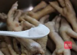 Illustration of how to make chicken feet in clear soup 6