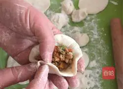 Illustration of how to make carrot, chicken and green onion buns 8