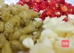 Illustration of how to make spicy and sour chicken feet 2