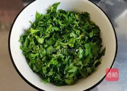 Illustration of how to make celery leaf pancakes 3