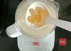 Illustration of how to make snow pear sweet soup fermented with white fungus and wine 10