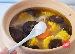 Illustration of how to make mushroom, corn, carrot and chicken soup 9