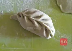 Illustration of how to make celery, bean sprouts and beef dumplings 8