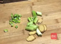 Illustration of how to make wolfberry and kelp soup 2