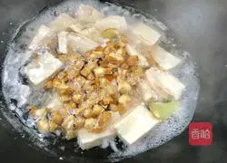 Illustration of how to make lard and tofu soup 11