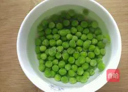 Illustration of how to make pea and chicken noodle soup 2