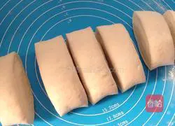 Illustration of how to cut steamed buns with milk knife 7