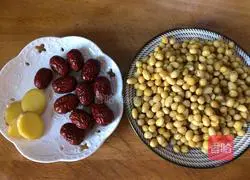 Pig's trotters and soybean soup recipe 1