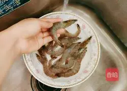 Illustration of how to make shrimp, white clam, corn and lotus root soup 3