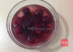 Illustration of how to make sweet and sour bayberry soup 1