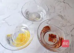 Illustration of how to make peach gum, soapberry, rice, snow swallow and lily soup 2