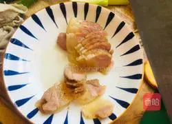 Illustration of how to stir-fry bacon with garlic sprouts 2